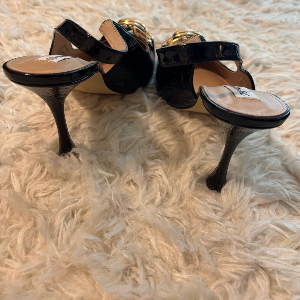 Steve Madden Black Croc-Embossed Heels with Gold Chain - Picture 3 of 6